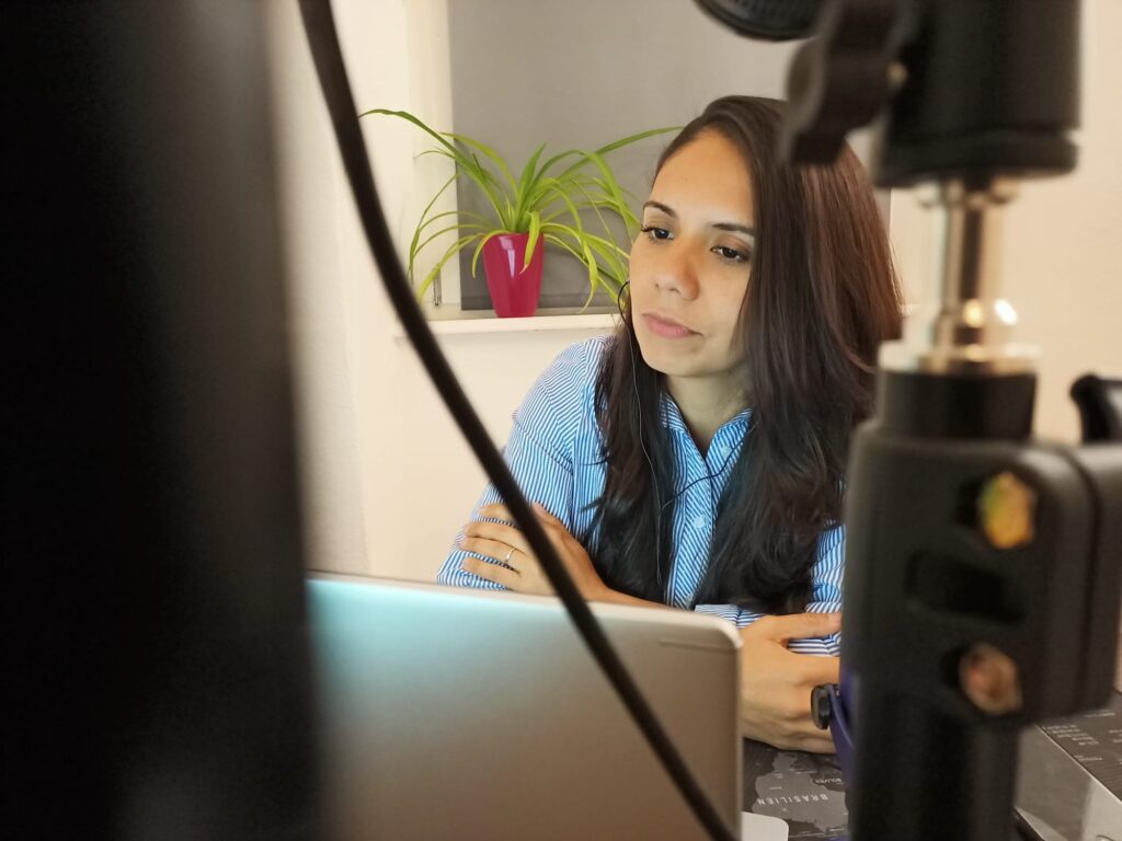 Se puede ver a Sandra López mirando de manera concentrada el monitor de computadora para evaluar casos de terapia psicológica