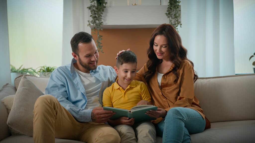 Familia que se preocupa por el bienestar emocional y mental de su hijo.