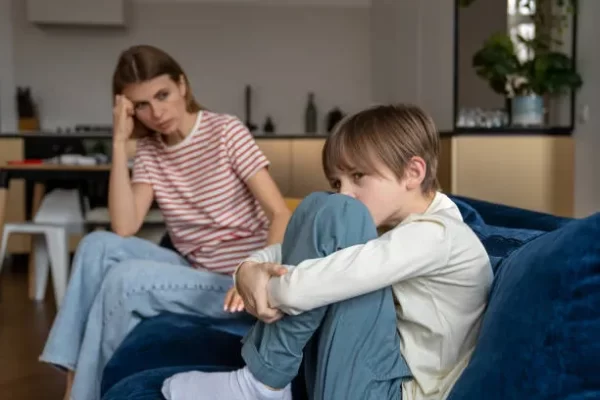 Imagen de una madre preocupada porque su hijo está lidiando con duelo infantil y dándose cuenta que requiere un profesional.