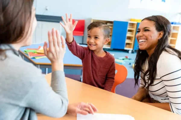 Una terapia infantil de tipo recreativa que se están llevando a cabo en compañía de la mamá del mismo para generar confianza.